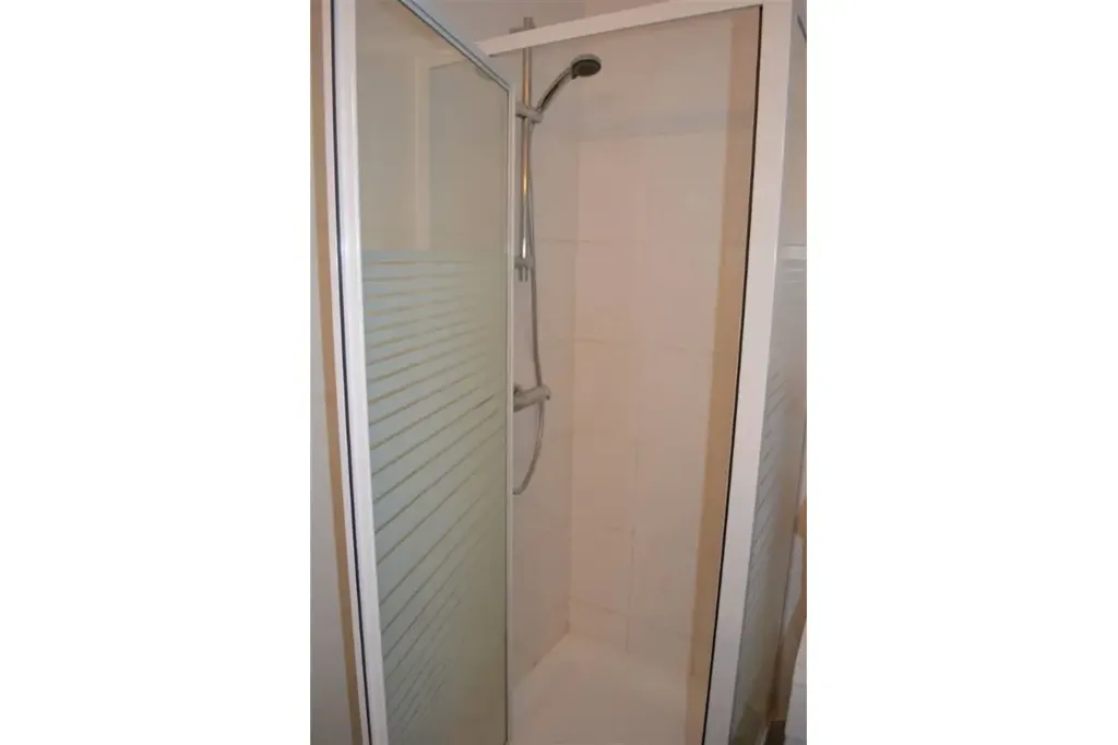 Salles de bain - Bungalow avec Jardin ensoleillé à Relegem