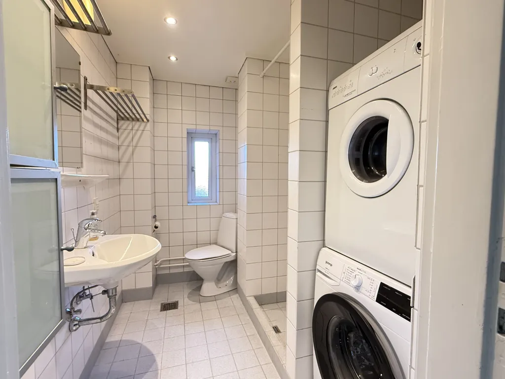 Vannitoad - 5-Room Apartment with Stucco and Balconies in Central Location