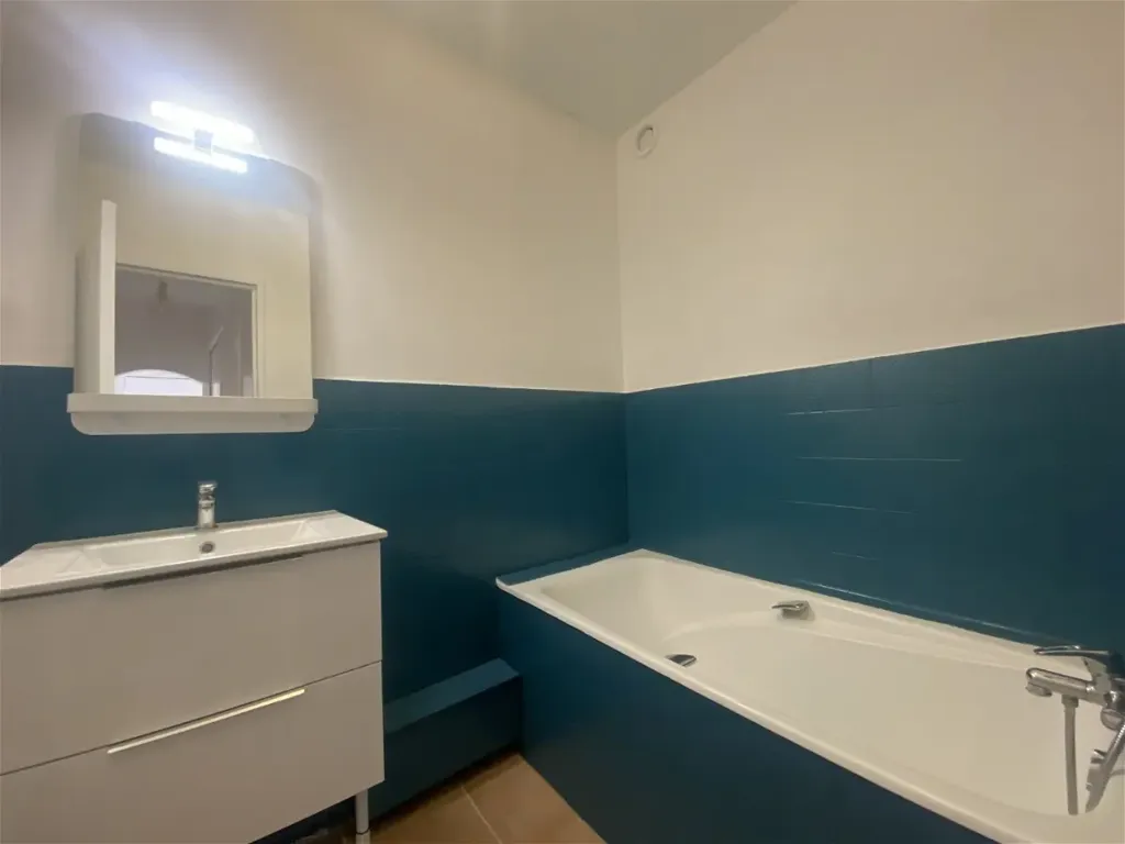 Vannitoad - 1-Bedroom Apartment with Balcony in Châteauroux