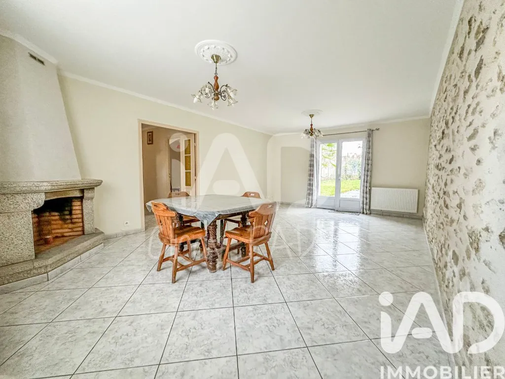 Salle à manger - Maison Rénovée avec Jardin à Faremoutiers