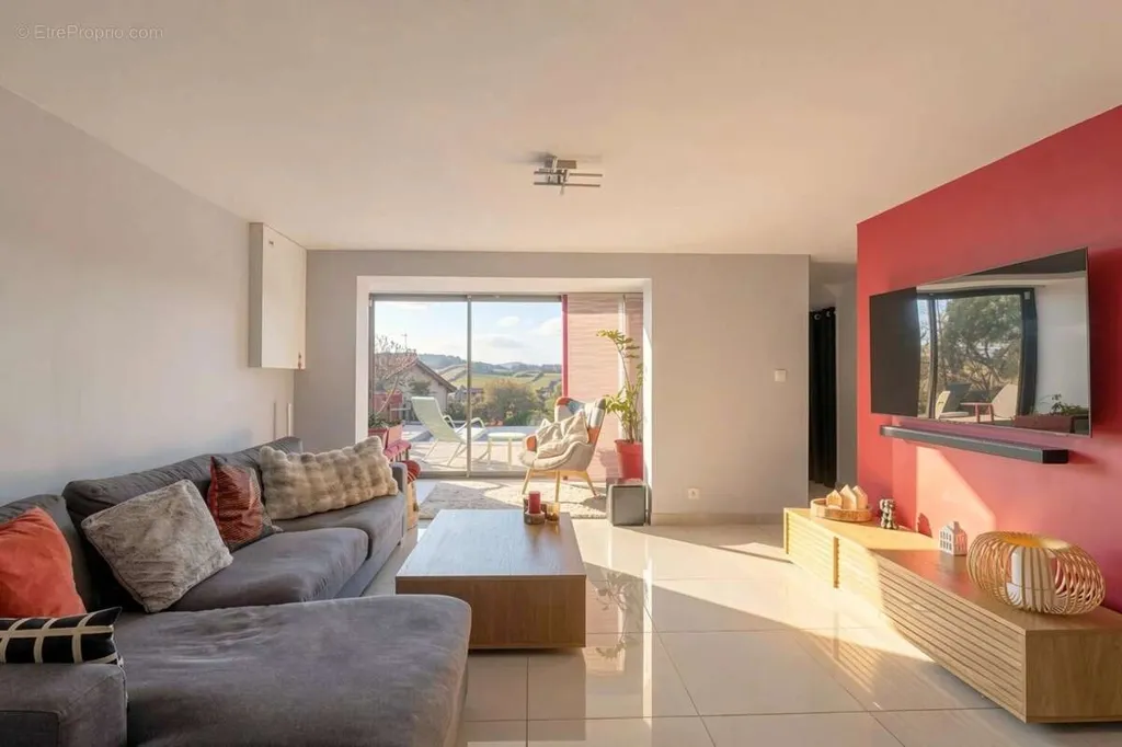 Séjour - Maison Atypique avec Piscine à Lissieu
