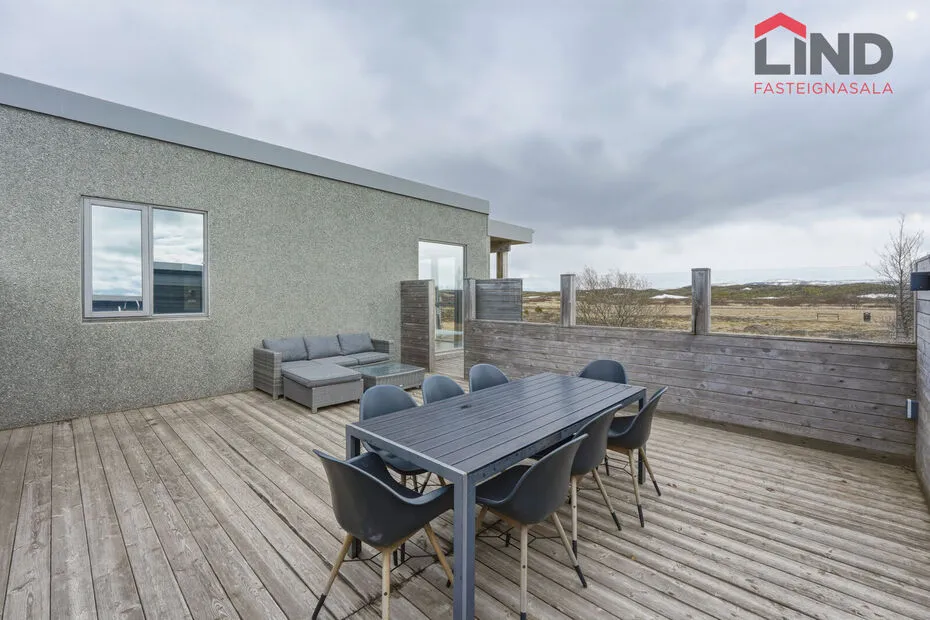 Terrass - House with Large Garage in Reykjavík