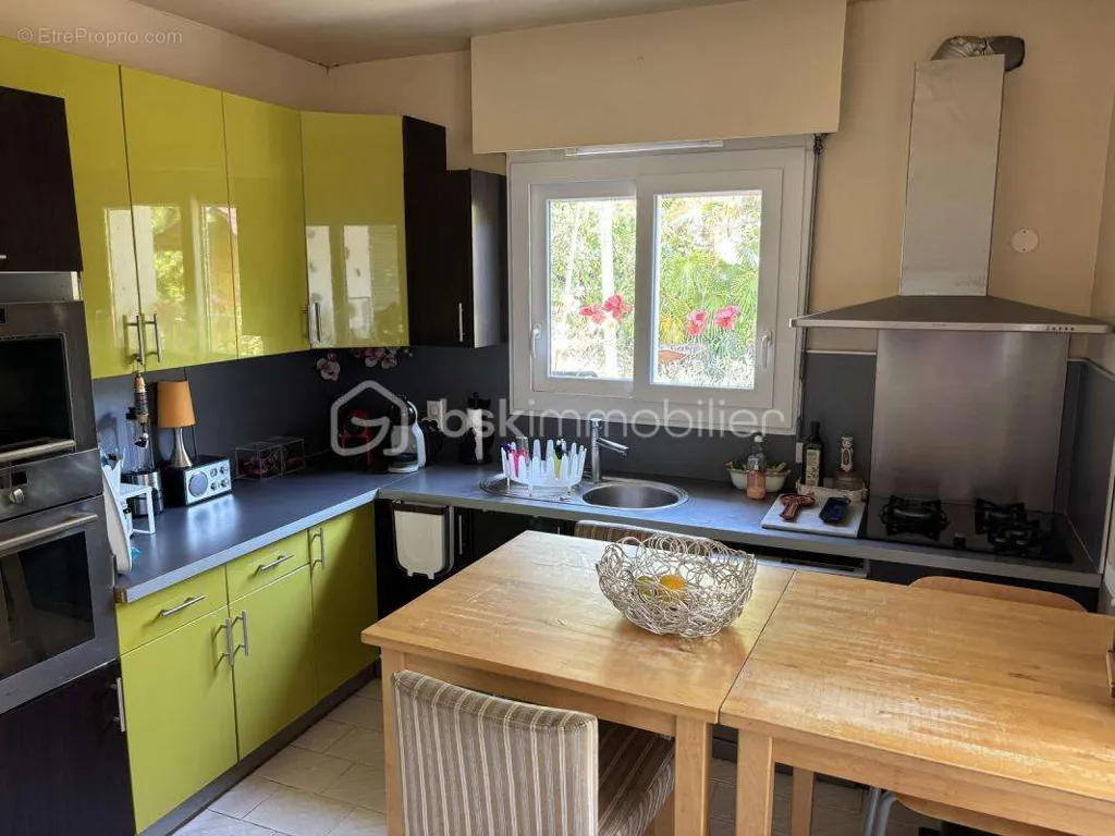 Cuisine - Villa de Plain-Pied avec Piscine et Jardin à Proximité