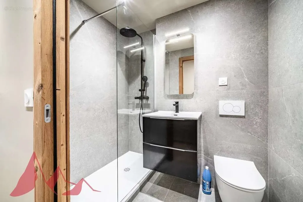 Salles de bain - Appartement Rénové avec Balcon au Centre de Morzine