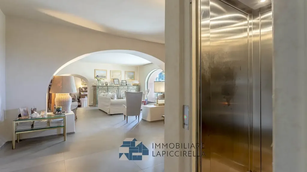 Entrée - Conservatively Reworked Villa with Olive Grove in Settignano