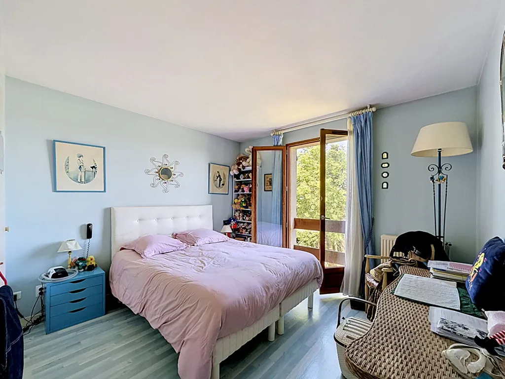 Chambres - Immeuble de 8 Pièces avec Jardin au Val de Brie