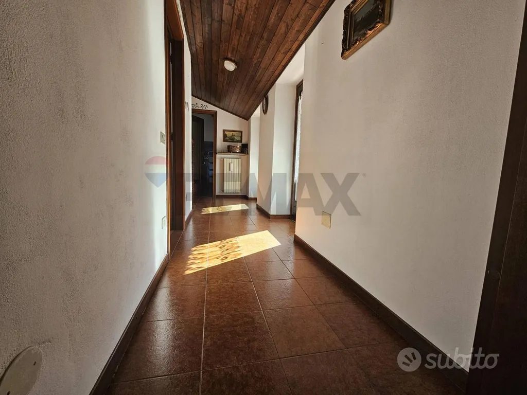 Esik - Panoramic Apartment in Comerio Courtyard