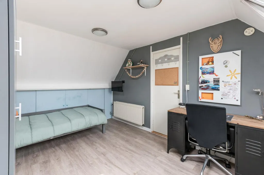 Magamistoad - Spacious 5-Bedroom House with Deep Garden in Almere