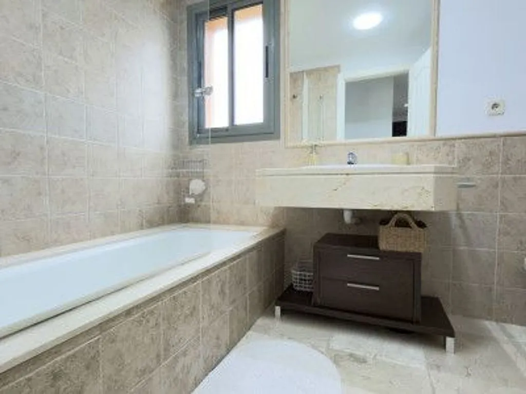 Salles de bain - Apartment with Pool and Terrace in Benatalaya