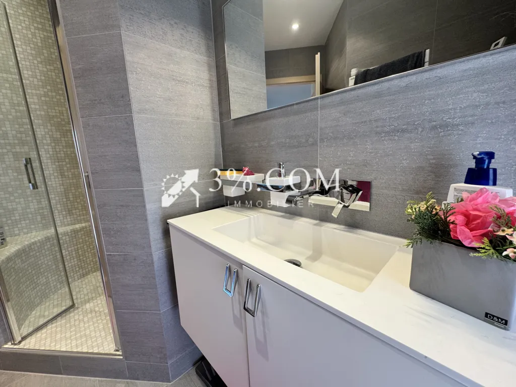 Salles de bain - Maison Contemporaine avec Piscine à Olwisheim