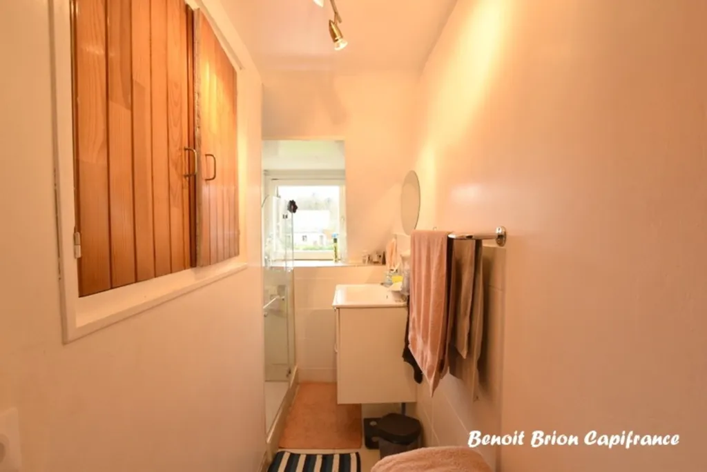 Salles de bain - Maison Rénovée avec Jardin à Louvigné-du-Désert