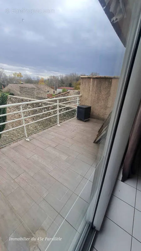 Balcon - Appartement T3 avec Terrasse et Parking au Centre de Mauves