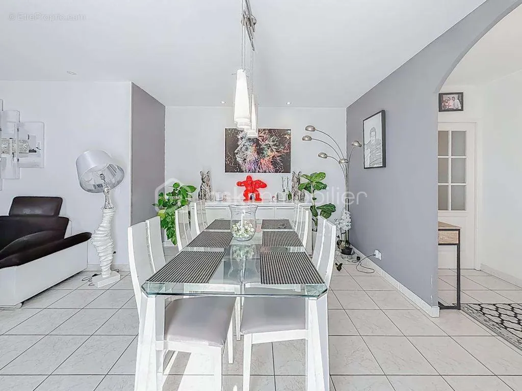 Dining Room - Villa with Pool and Garage in Cournonsec