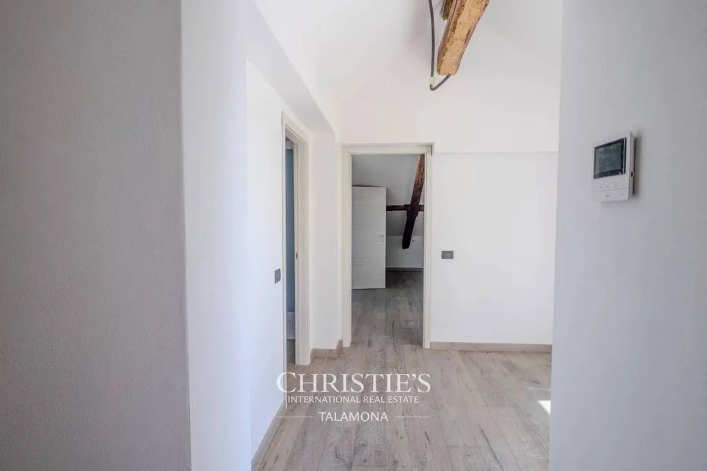 Esik - Luxury Villa with Pool in Casbeno, Varese