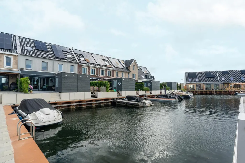 Välivaade - Modern Terraced House with Waterfront in Zeewolde