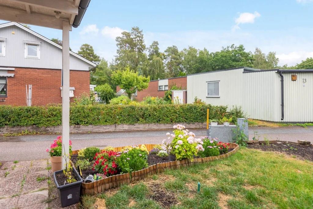 Aed - Renovated Two-Bedroom Flat with Garden in Järfälla