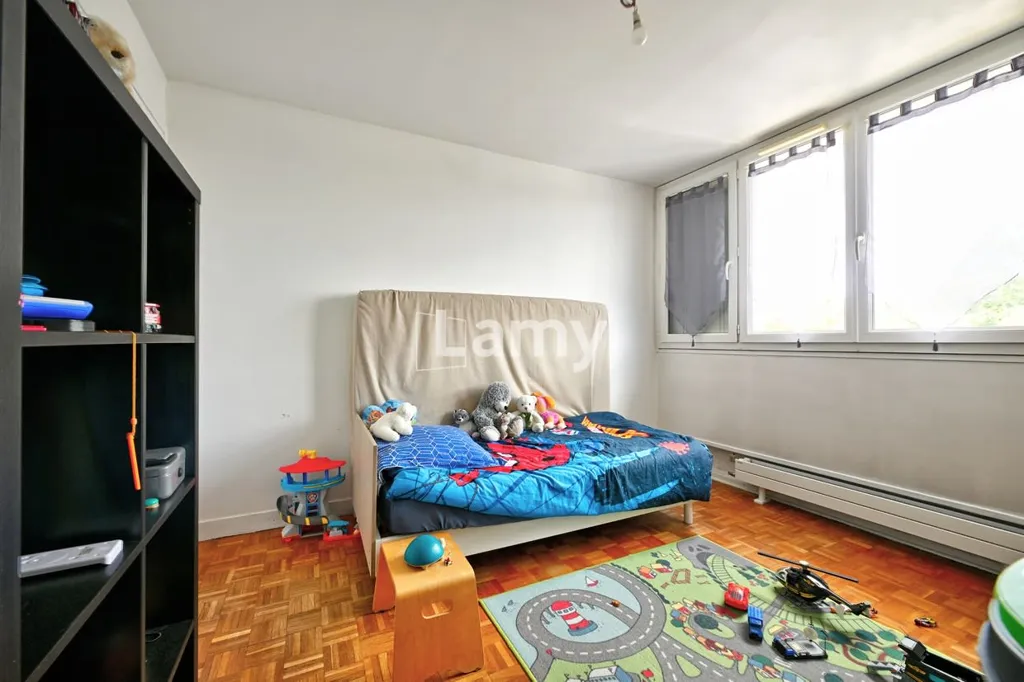 Magamistoad - 3-Bedroom Apartment with Balcony in Central Location