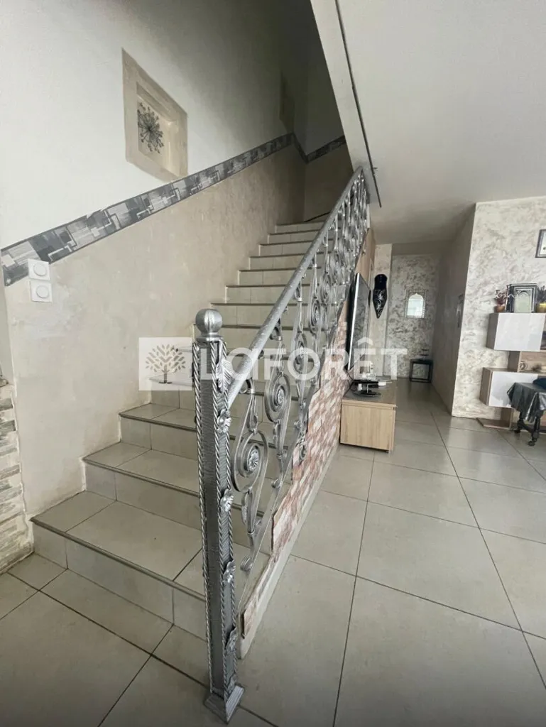 Toad - Mixed-Use Property with Garden in Arles
