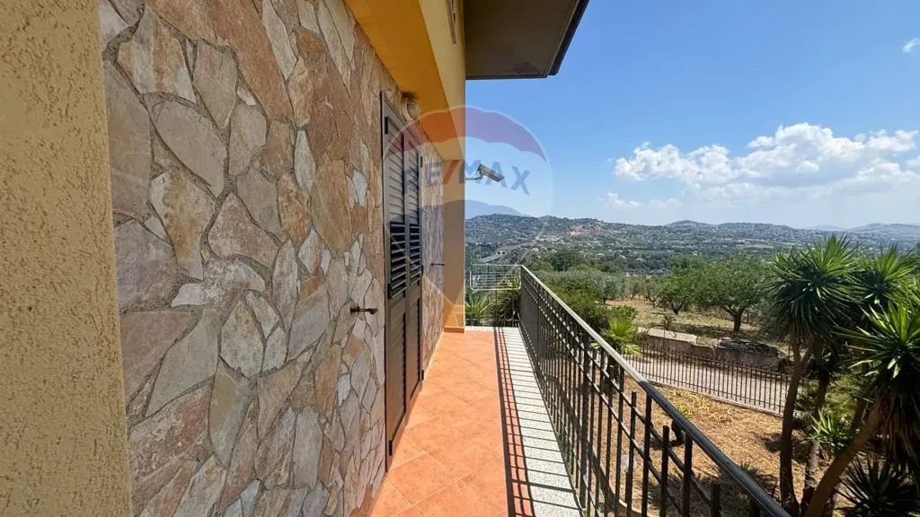 Balcon - Bifamiliar Villa with Garden in Caltanissetta