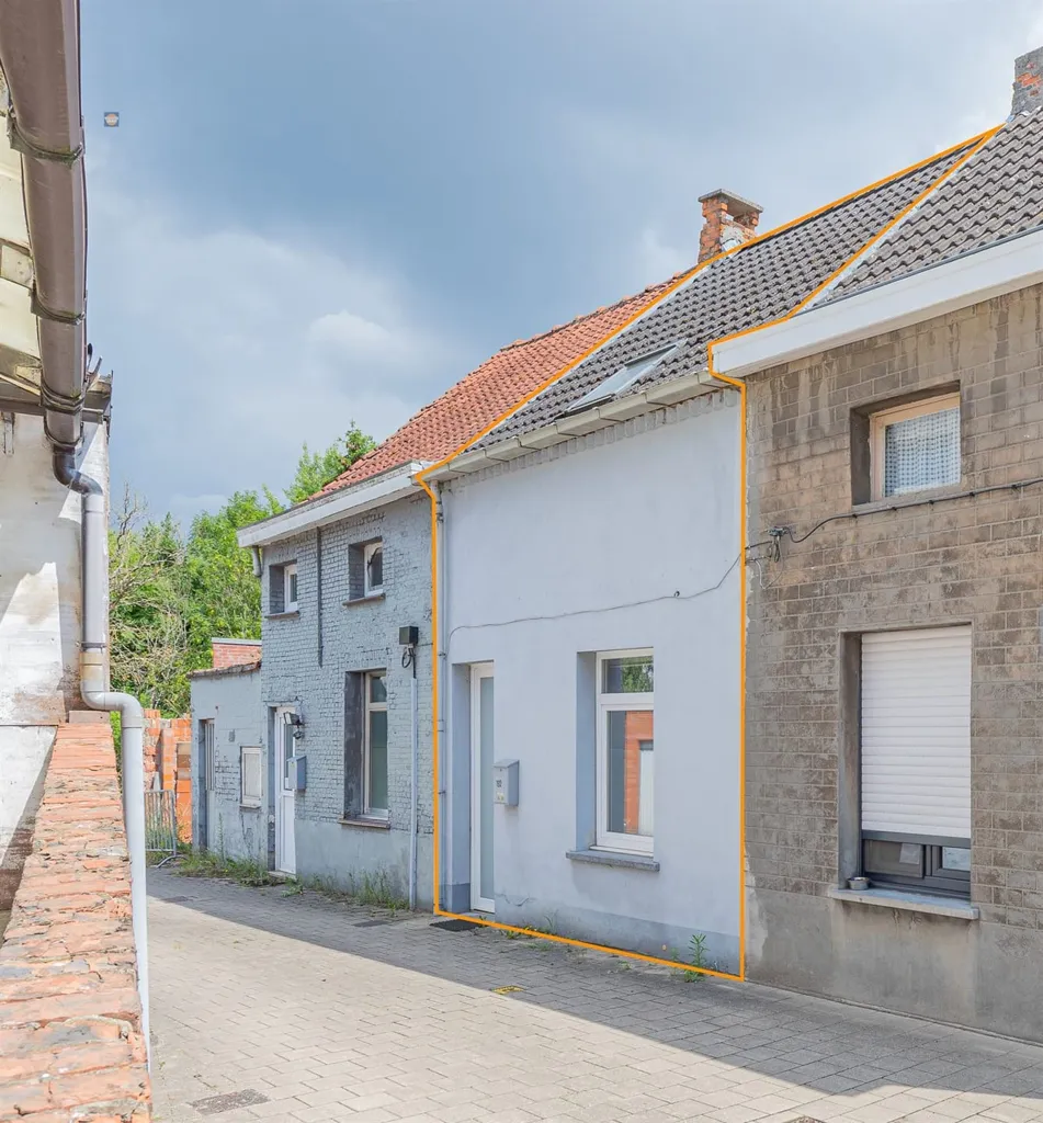 Exterior - One-Bedroom Apartment with Garage in Boom
