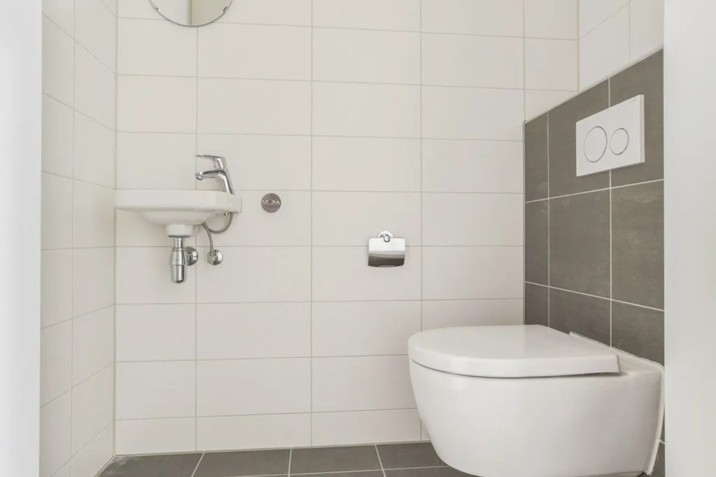 Salles de bain - Modern Portiekflat with Balcony in Rhoon