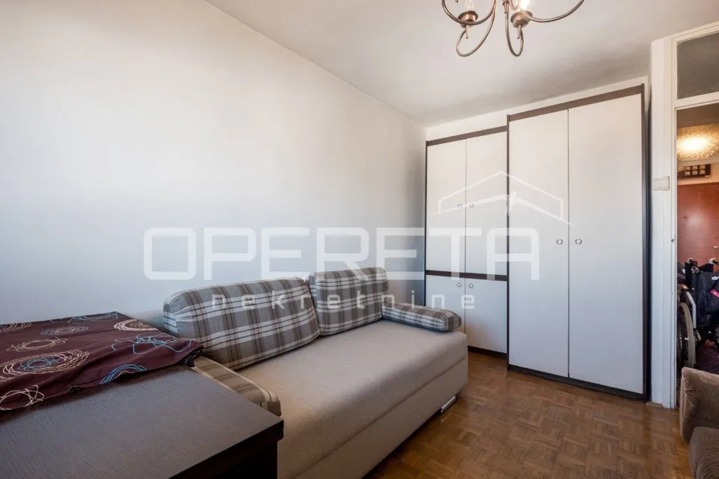 Magamistoad - Three-bedroom Apartment with Central Heating in Zagreb