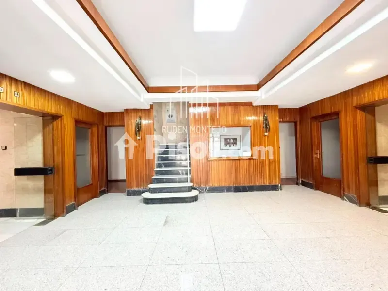 Esik - Student Flat with Balcony in Avenida de Mirat