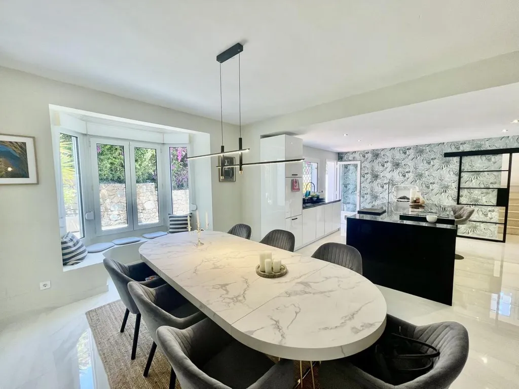 Salle à manger - Beachside Villa with Woodland Access in Sotogrande