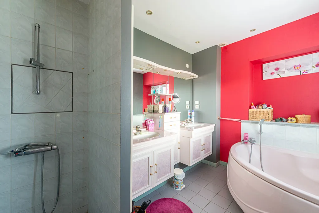 Salles de bain - Maison d'Architecte avec Jardin à Brillon