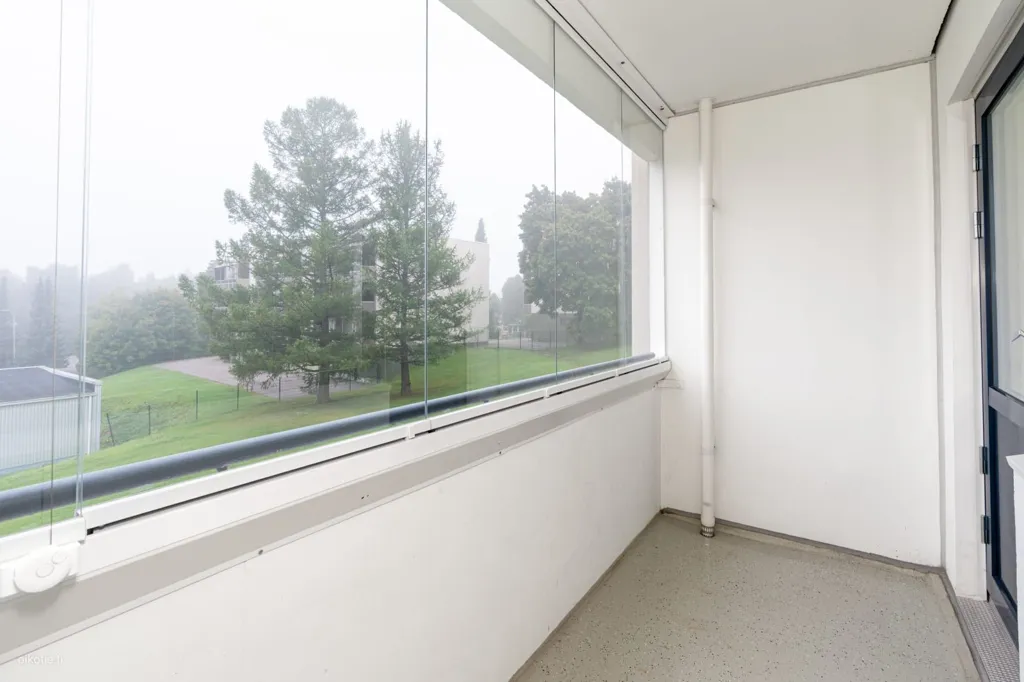 Balcon - Spacious Apartment with Balcony in Kaukajärvi