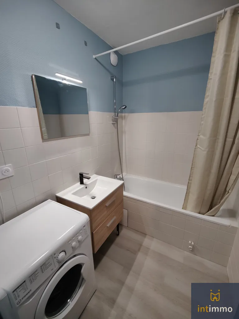 Salles de bain - Studio Meublé avec Balcon et Cave à La Tour du Pin