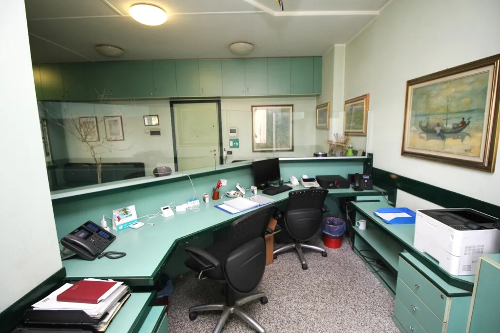 Kabinet - Office with Parking in Central Lainate