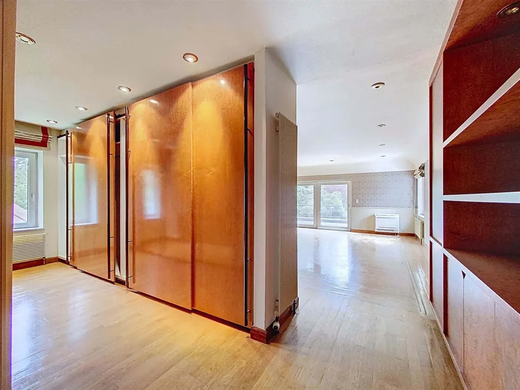 Esik - 6-Bedroom Villa with Pool in Uccle