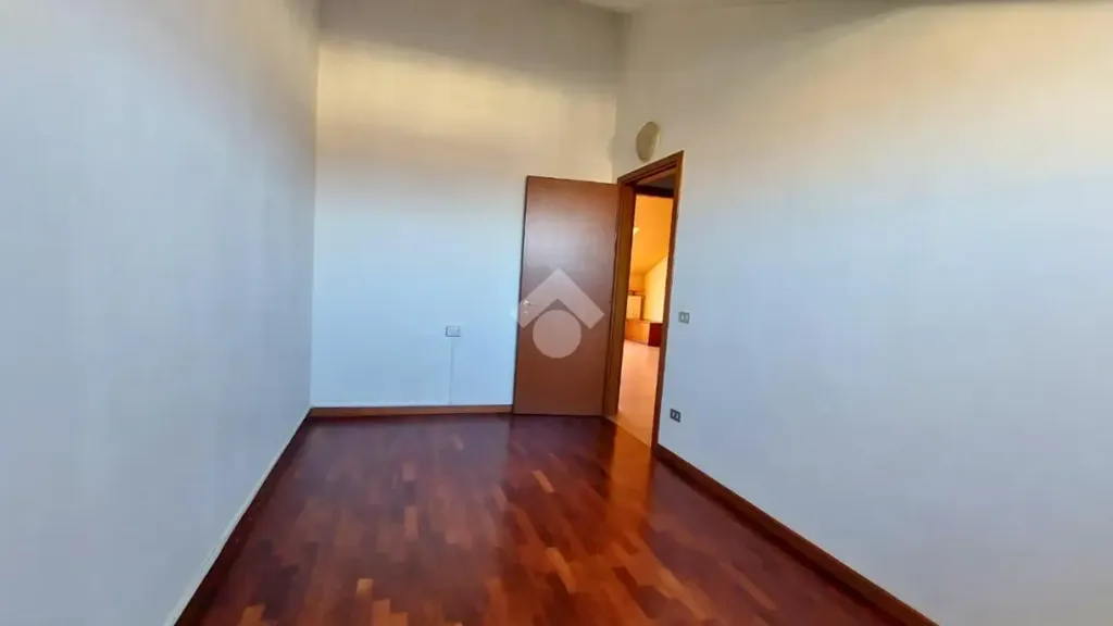 Esik - Top-Floor Flat with Balconies in Vittuone