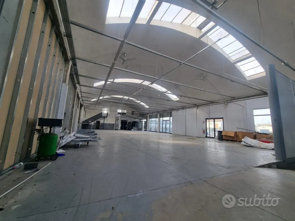 Pièces - Industrial Warehouse with Parking in Pistoia
