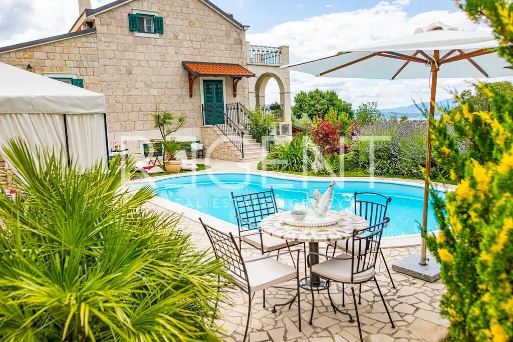 Piscine - Luxury Stone House with Pool in Sinj
