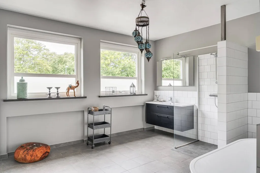 Salles de bain - Generous Family Home with Development Potential in Tyringe