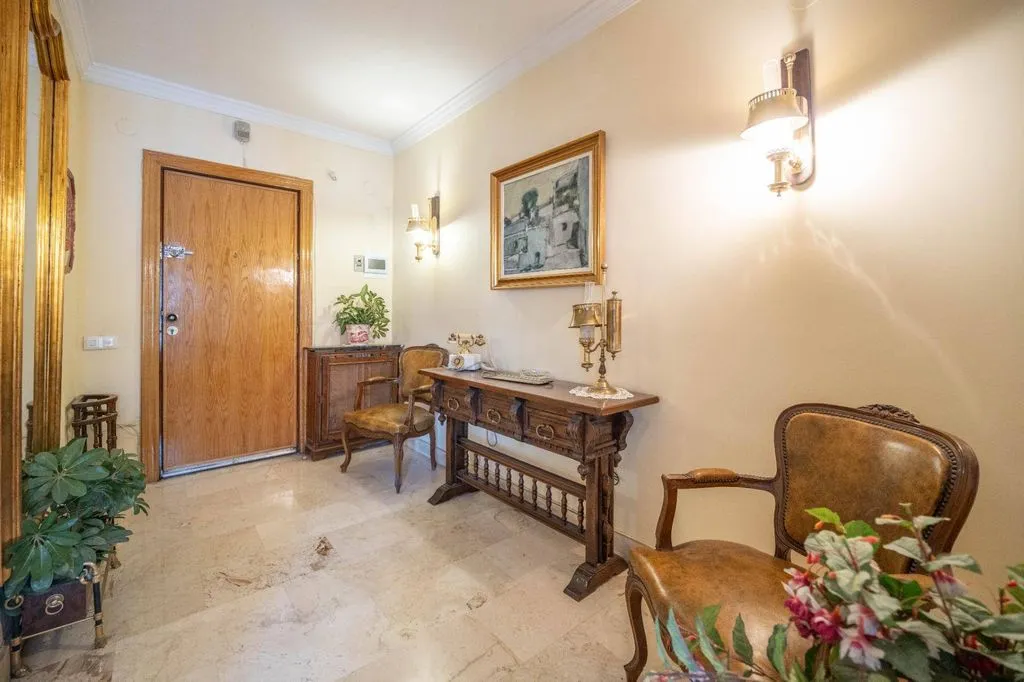 Esik - Luxury Flat with Balcony in Gran Capitán, Granada