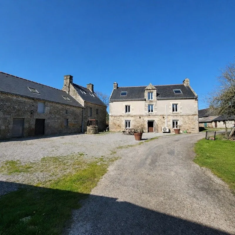 Extérieur - Maison T6 avec Dépendances à Guern