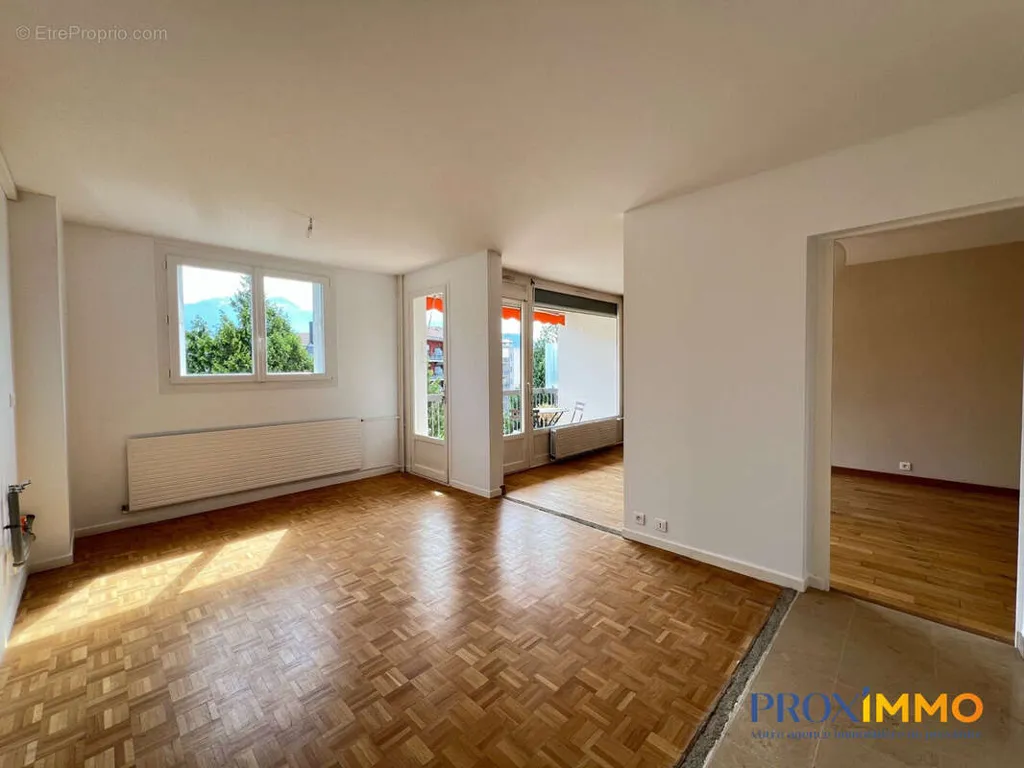 Séjour - Appartement Traversant avec Terrasse à Voiron