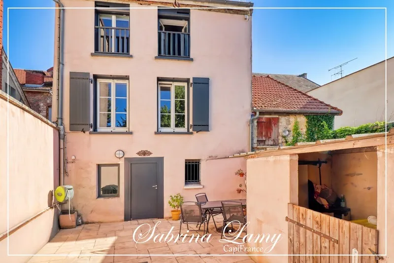 Aed - Triplex House with Courtyard in Vertus Centre