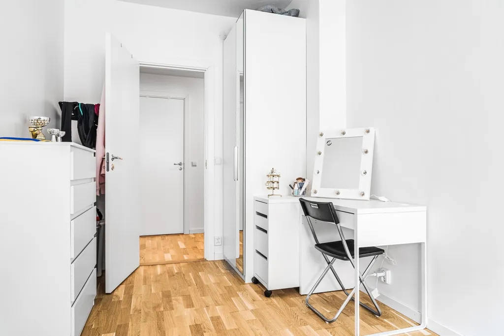 Bureau - Apartment with Renovated Kitchen in Central Norr