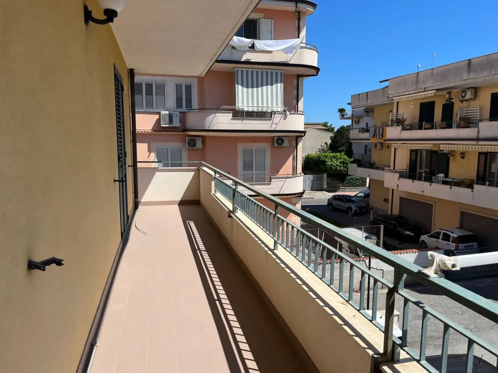Balcone - Three-Bedroom Flat with Balconies in Siderno
