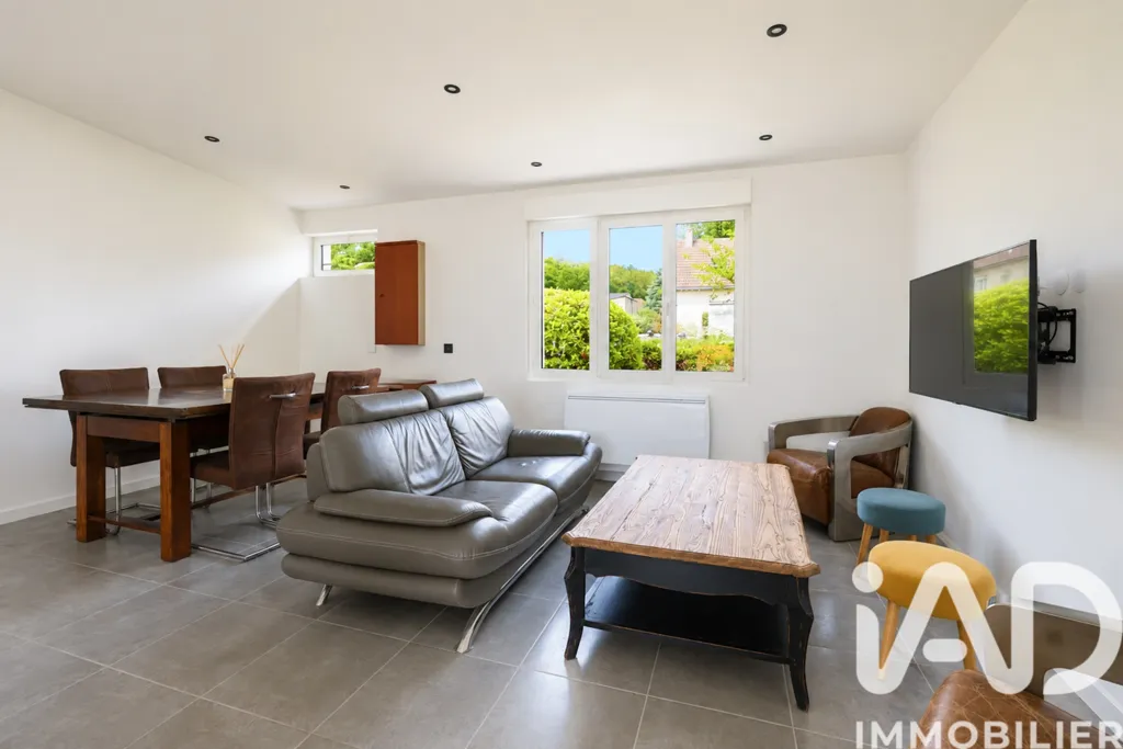 Séjour - Bungalow rénové avec jardin à Savigne-l'Évêque
