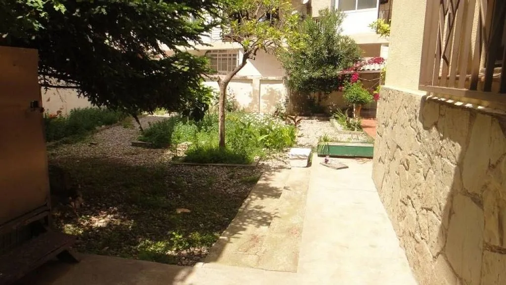 Jardin - Luxury House with Terrace in Cornellà de Llobregat
