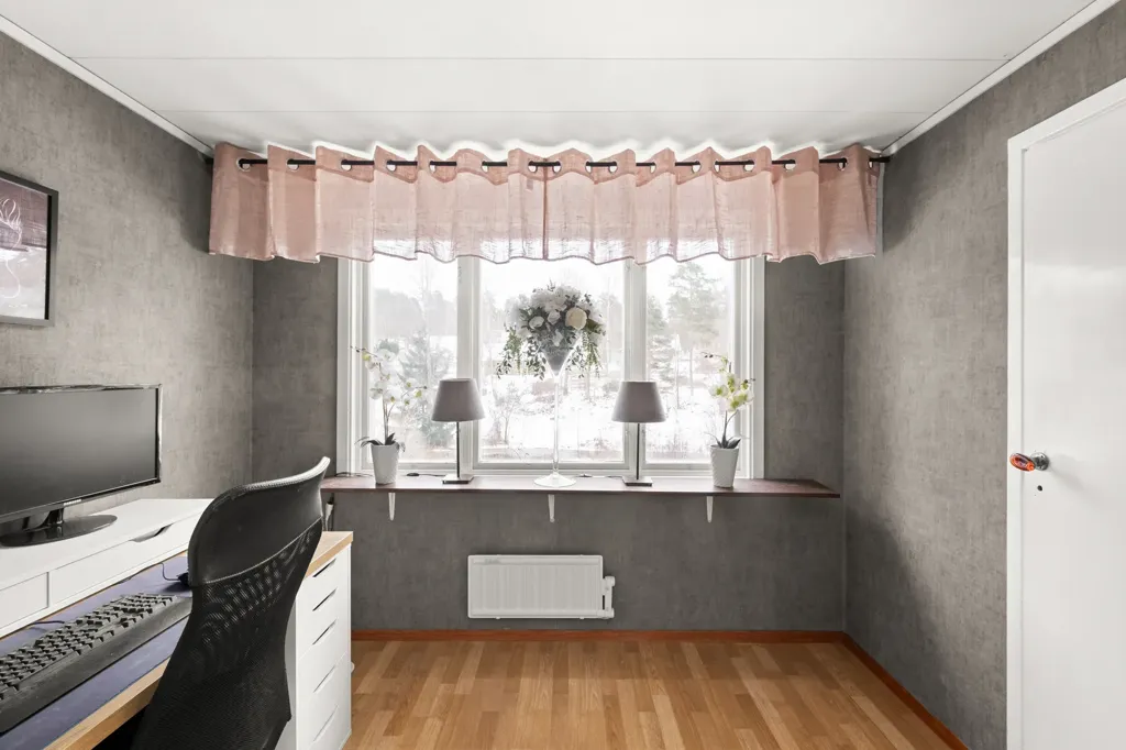 Bureau - Charming House with Garden by the River in Olofström