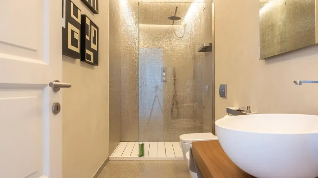 Bathrooms - Seafront Apartment with Balcony in Viareggio