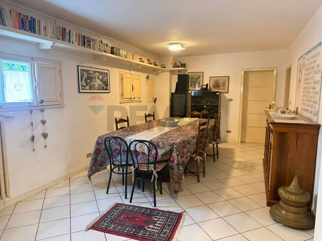 Dining Room - Villa with 1,200m² Garden in Adria