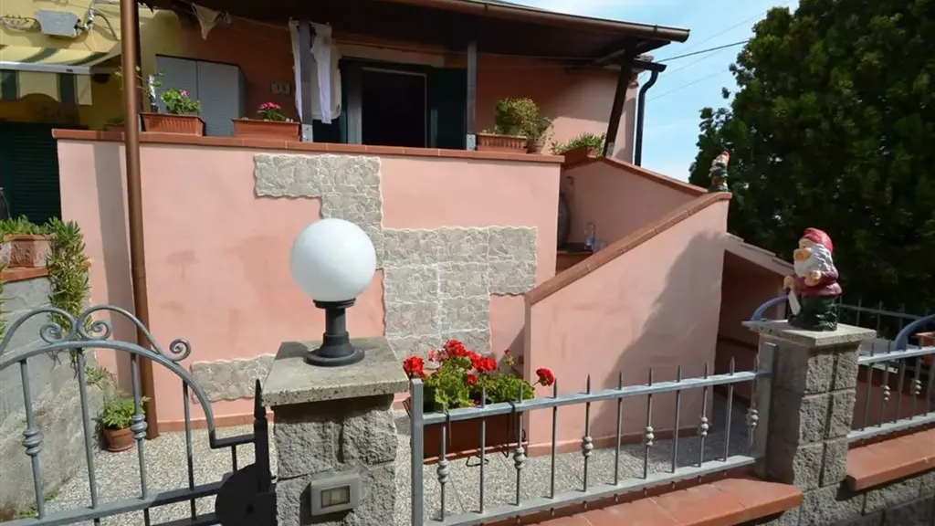 Toad - Rustic Apartment with Private Yard in Rosignano Marittimo