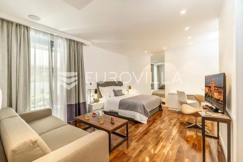 Chambres - Hotel with Pool in Žnjan, Split